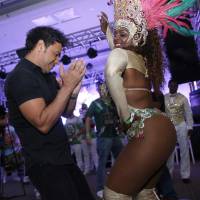 Zezé Di Camargo mostra samba no pé ao lado de passista em feijoada no Rio