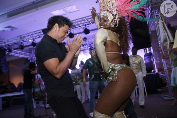 Zezé di Camargo compareceu a evento de samba beneficente organizado pelo ex-craque Zico em um shopping na Barra da Tijuca, no Rio, nesta quarta-feira, 23 de dezembro de 2015