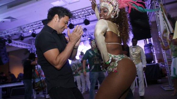 Zezé Di Camargo mostra samba no pé ao lado de passista em feijoada no Rio
