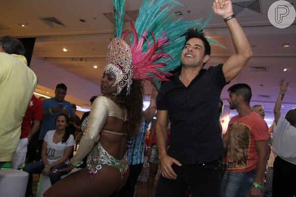 Durante o evento, o músico, que não estava acompanhado do irmão, Luciano, mostrou samba no pé