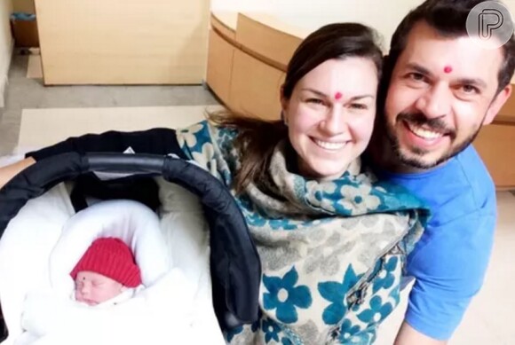 Adriana Garambone recorreu à barriga de aluguel no Nepal para conseguir ser mãe, contou à colunista Patricia Kogut, do jornal 'O Globo', nesta quinta-feira, 24 de dezembro de 2015