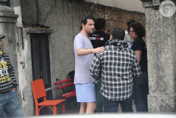Marcelo Serrado conversa com equipe do longa-metragem 'Rio, Eu Te Amo', em intervalo da filmagem