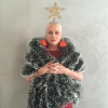 Vera Holtz postou uma foto fantasiada de árvore de natal nesta quinta-feira, 24 de dezembro de 2015, com direito a brincos de bolas gigantes e estrela na cabeça