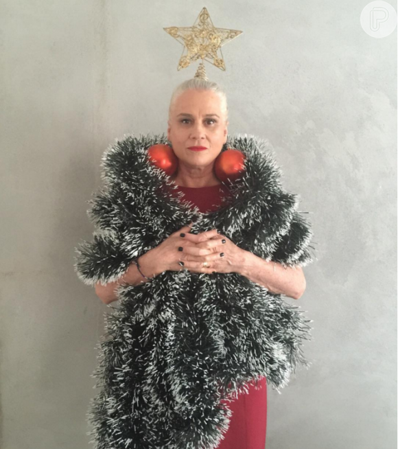 Vera Holtz postou uma foto fantasiada de árvore de natal nesta quinta-feira, 24 de dezembro de 2015, com direito a brincos de bolas gigantes e estrela na cabeça