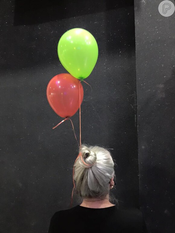 Os balões ganharam destaque no cabelo de Vera Holtz em julho de 2015