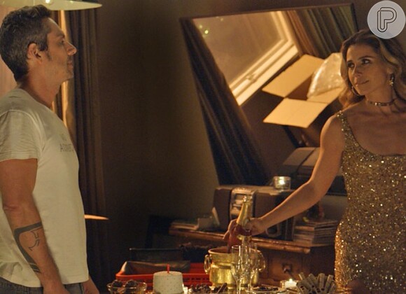 Atena (Giovanna Antonelli) e Romero (Alexandre Nero) dão uma festa de Réveillon na cobertura com seis prostitutas, na novela 'A Regra do Jogo'