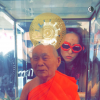 De óculos de boca, Sabrina faz foto no templo budista