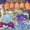 Sabrina Sato curte férias na Tailândia em dezembro de 2015. Ela faz pose de buda ao lado da amiga