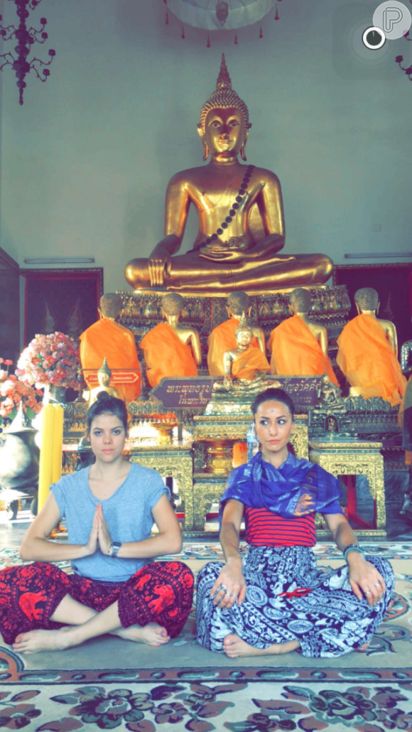 Sabrina Sato curte férias na Tailândia em dezembro de 2015. Ela faz pose de buda ao lado da amiga