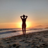 A foto de fernanda souza na praia com o pôr do sol foi tirada pela mãe da atriz, em dezembro de 2015