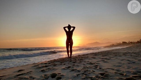 A foto de fernanda souza na praia com o pôr do sol foi tirada pela mãe da atriz, em dezembro de 2015