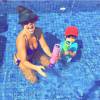 Fernanda Souza postou a foto com a sobrinha Isabeli na piscina em 16 de dezembro de 2015