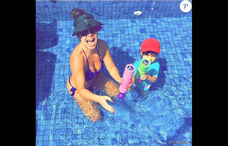 Fernanda Souza Postou A Foto Com A Sobrinha Isabeli Na Piscina Em 16 De Dezembro De 2015 Purepeople