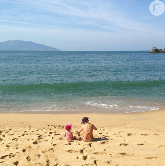 fernanda Souza adora curtir uma praia com a sobrinha