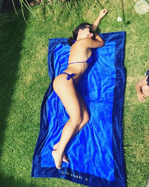 Fernanda Souza exibiu boa forma de biquíni em foto postada no Instagram em 24 de dezembro de 2015. Relembre outros posts da atriz que exaltaram o seu corpo sarado
