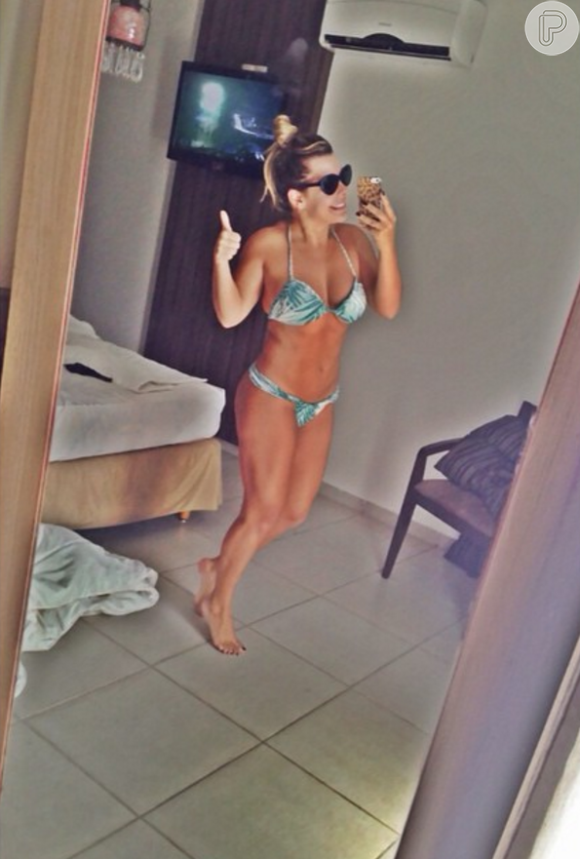 Fernanda Souza comemorou dia de sol com foto de biquíni no instagram em 21 de setembro de 2014
