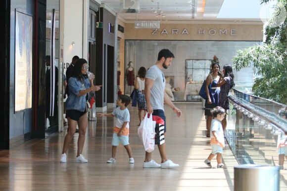 Juliana Paes faz compras de Natal com os filhos, Antonio e Pedro, e o marido, o empresário Carlos Eduardo Baptista nesta quinta-feira (24) no shopping Village Mall na Barra da Tijuca, Zona Oeste do Rio de Janeiro