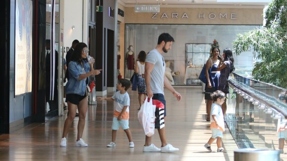 Juliana Paes faz compras de Natal com os filhos e o marido em shopping no Rio
