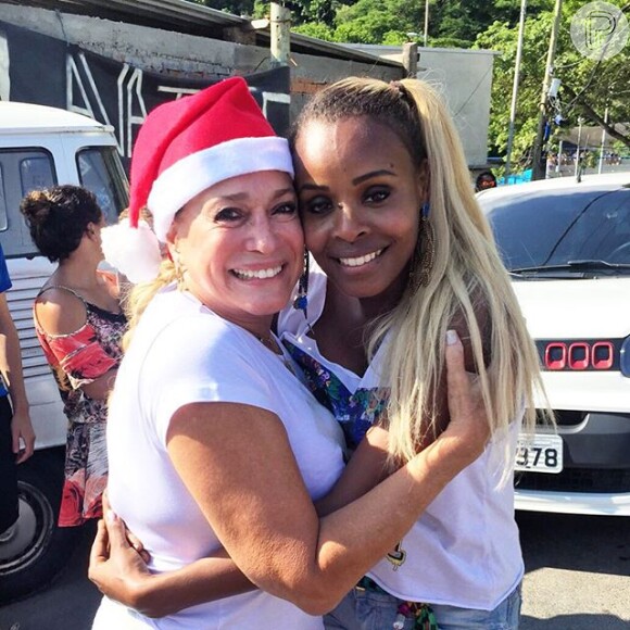 Ela foi a mamãe Noel do Natal antecipado da ONG Vidiga Social a convite de Roberta Rodrigues