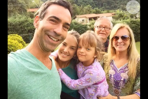 Ticiane Pinheiro com os pais, a filha e o namorado em um momento família