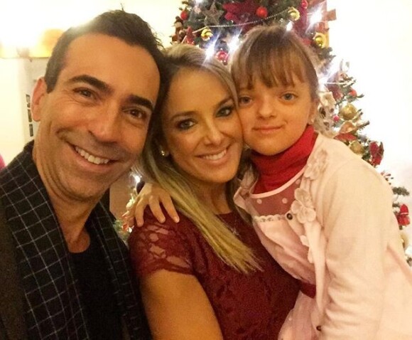 Ticiane Pinheiro posa com a filha, Rafaella Justus, e o namorado, o jornalista César Tralli na véspera do Natal nesta quinta-feira, 24 de dezembro de 2015