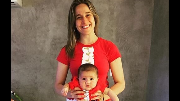 Fernanda Gentil veste filho, Gabriel, de 3 meses, de Papai Noel: 'Ano especial'
