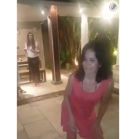 Anitta filmou a mãe dançando funk e compartilhou o vídeo em sua conta de Snapchat