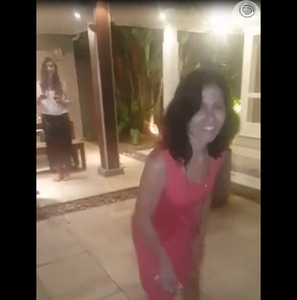 A mãe de Anitta se divertiu dançando funk para festejar seu aniversário