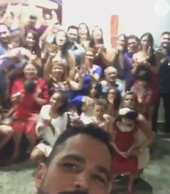 Luciano Camargo comemorou o Natal ao lado da família. No vídeo postado no Instagram não é possível ver Zezé Di Camargo nem os filhos dele