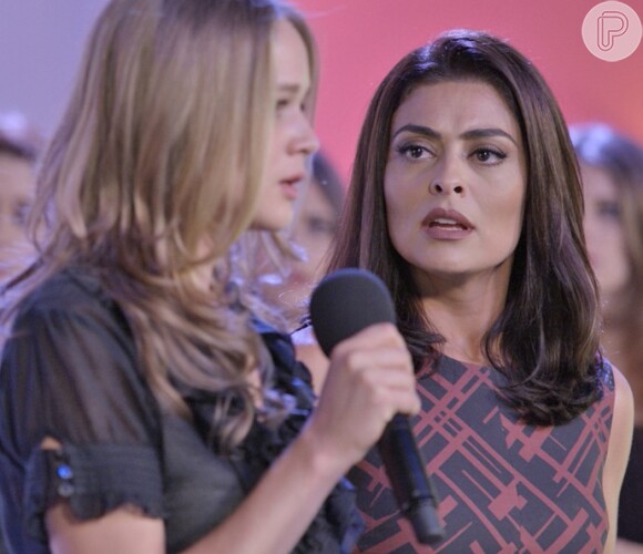 Carolina (Juliana Paes) fica chocada quando Emanuelly (Karine Barros) anuncia que está grávida, na novela 'Totalmente Demais'