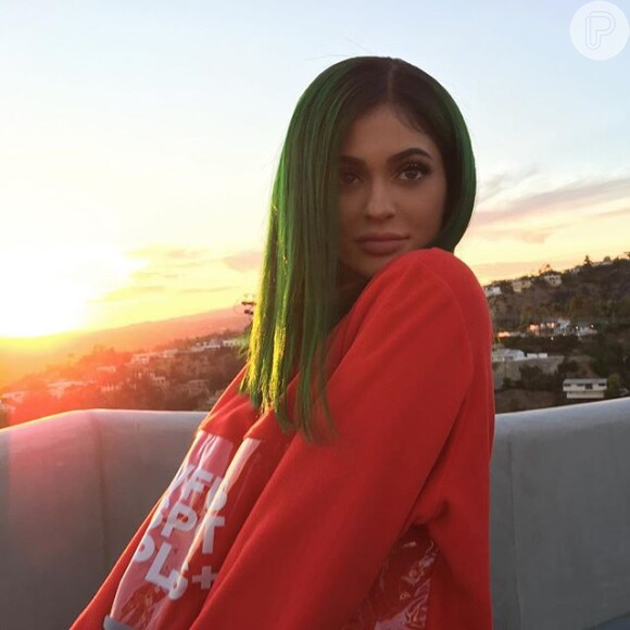 Kylie Jenner optou por pintar o cabelo de verde