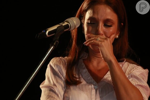 Ivete Sangalo chorou e se emocionou na noite de quinta-feira, 17 de dezembro de 2015, no ensaio de show beneficiente ao cantar com coral infantil no estádio Arena Fonte Nova