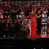Ivete Sangalo usou um vestido de renda vermelha durante show na Bahia