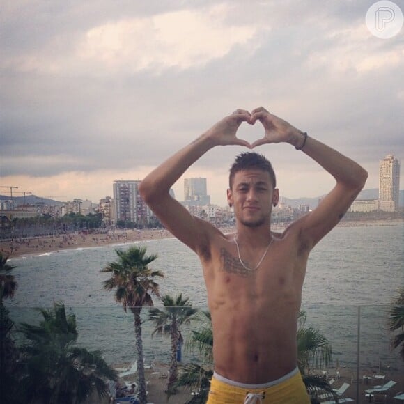 Em Barcelona, Neymar faz coraçãozinho para a namorada Bruna Marquezine