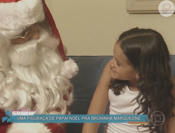 Bruna Marquezine foi entrevistada por André Marques vestido de Papai Noel em edição do 'Vídeo Show' exibida em 2003