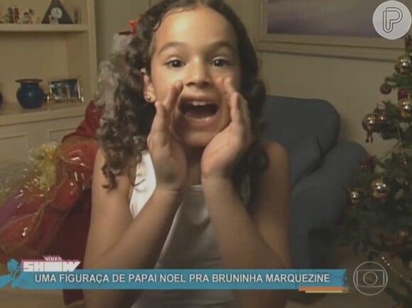 Bruna Marquezine brincou ao rever matéria sua no 'Vídeo Show': 'Já sabia quem era (André Marques vestido de Papai Noel)'
