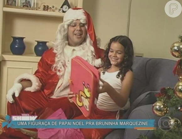 Bruna Marquezine chegou a ganhar presentes do Papai Noel André Marques no 'Vídeo Show' de 2003