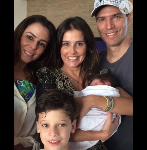 A mãe de Deborah Secco fez um clique da filha com os irmãos na quarta-feira, 23 de dezembro de 2015