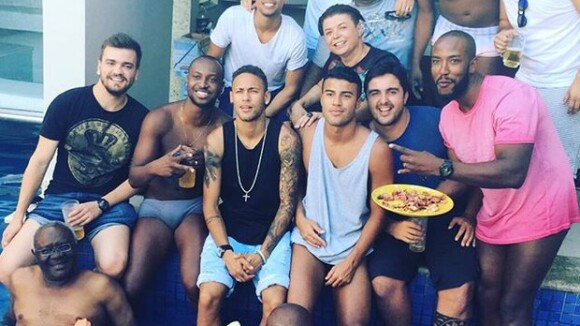 Neymar e Luciano Huck curtem piscina e churrasco na casa de Thiaguinho:'Família'