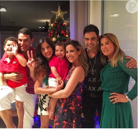 Zezé Di Camargo passou o Natal com a ex-mulher Zilu, as filhas, Wanessa e Camila, e osnetos João Francisco e José Marcus