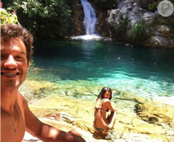 Yanna Lavigne e Nando Rodrigues curtem dia em cachoeira, em 26 de dezembro de 2015