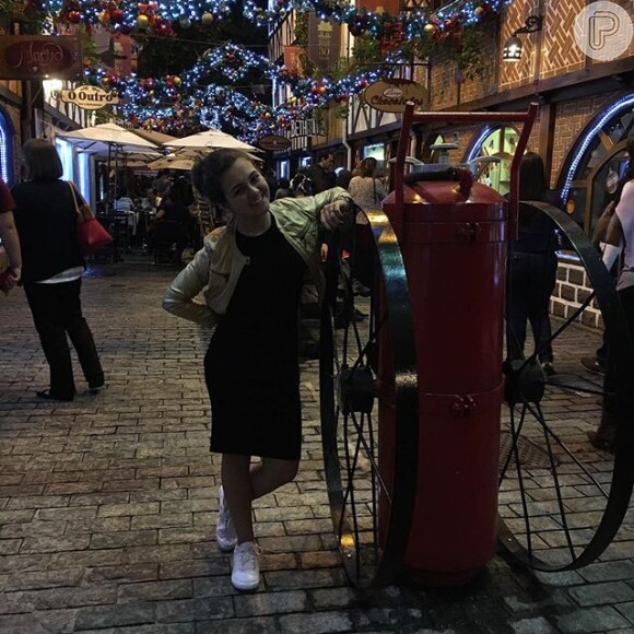 Klara Castanho posa estilosa durante passeio em viagem a Campos do Jordão, em São Paulo, em 26 de dezembro de 2015