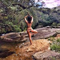 De biquíni, Isis Valverde faz pose de yoga e ganha elogios: 'Espetacular'