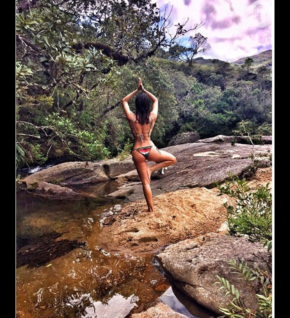 Isis Valverde faz pose de Yoga durante férias em Jericoacara. 'Paradisíaco', escreveu ela na manhã deste domingo, dia 27 de dezembro de 2015