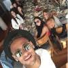 Neymar desembarcou em Barcelona neste domigo (27) e se postou uma foto no Instagram cercado de amigos