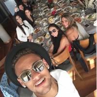 Neymar volta a Barcelona para passar o Réveillon e posta foto com amigos