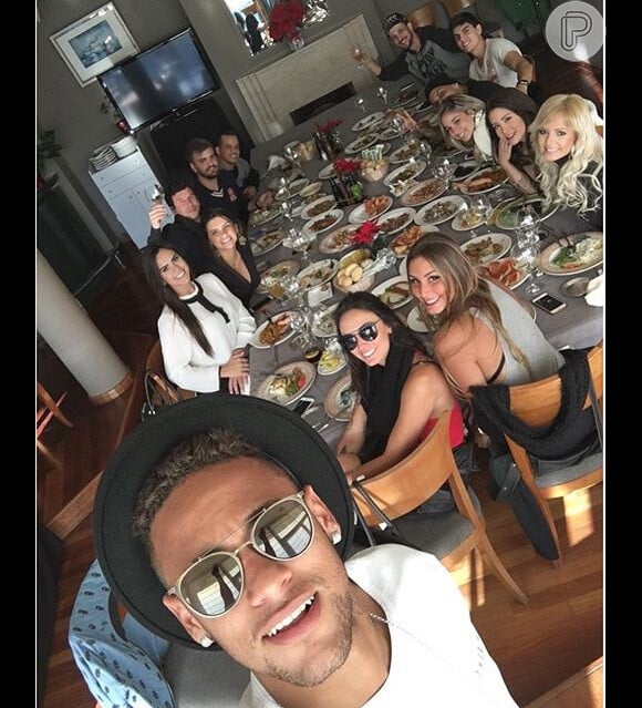 Neymar desembarcou em Barcelona neste domigo (27) e se postou uma foto no Instagram cercado de amigos