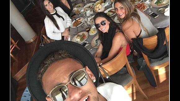 Neymar volta a Barcelona para passar o Réveillon e posta foto com amigos
