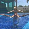 Neymar tomou banho de piscina com o filho Davi Lucca em Santos