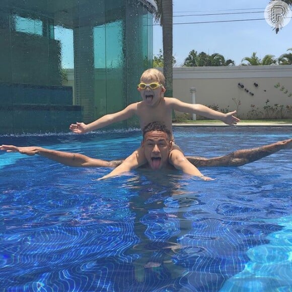 Neymar tomou banho de piscina com o filho Davi Lucca em Santos